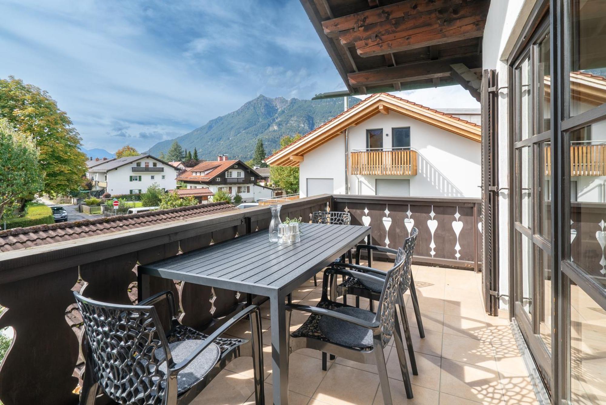 Apartment 3-zimmer-rueckzugsort Mit Panoramabalkon In Bestlage